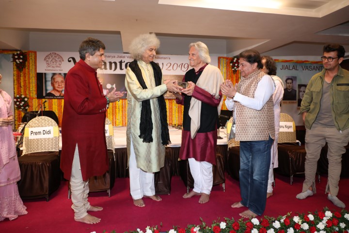 19th Uttam Vag-Gayekar Jialal Vasant Award presented to John MacLaughlin