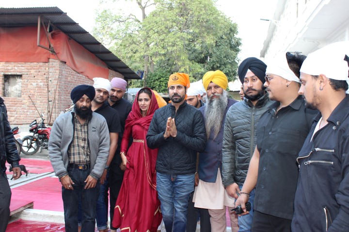 ‘Kala Shah Kala’ team visits Golden Temple for divine blessings