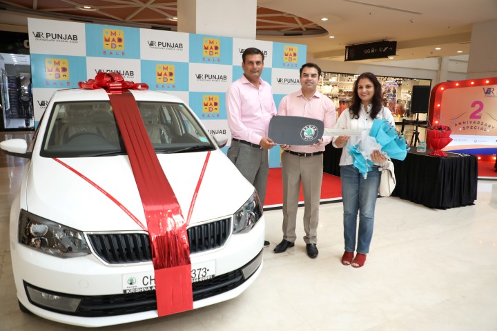 VR Punjab's 'Mad Mad Sale' Gives Unmatched joy to Lucky Winner