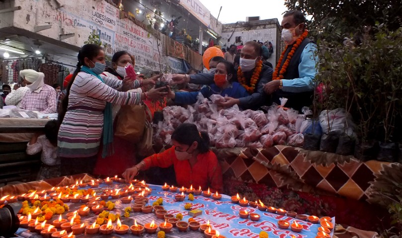 501 lamps light up Diwali Fervour