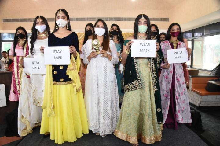 Students’ fashion show highlights social distancing&wearing masks