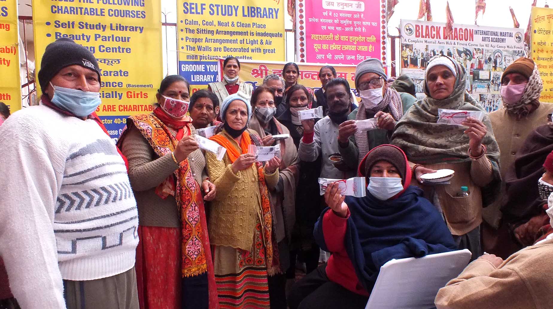 Mahila Sunderkand Sabha distribute free glasses to the needy