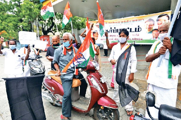 Congress workers protest fuel price