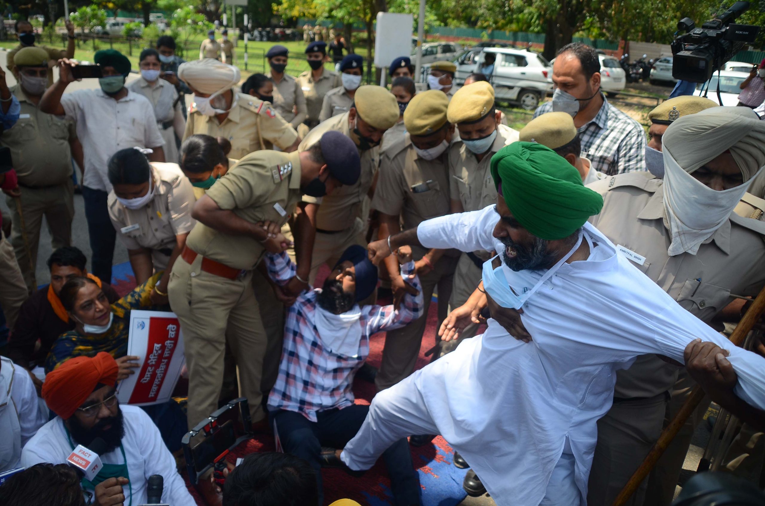 Aam Aadmi Party stages protest outside Captain Amarinder Singh's residence against post-matric scholarship scam