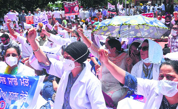 Doctors protest Punjab Govt’s 6th Pay ComDoctors protest Punjab Govt’s 6th Pay Commissionmission