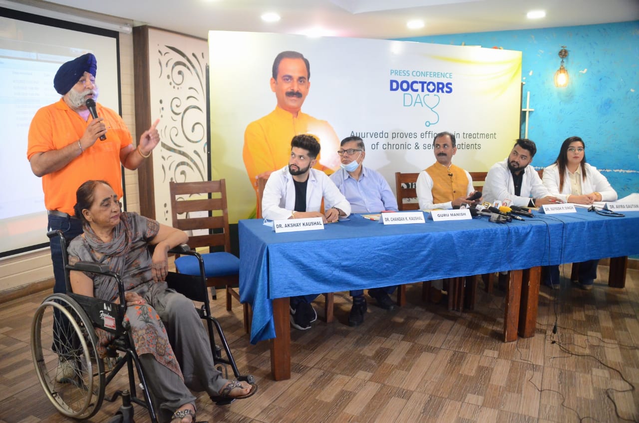 Famous Ayurveda expert Guru Manish felicitates doctors on National Doctors’ Day