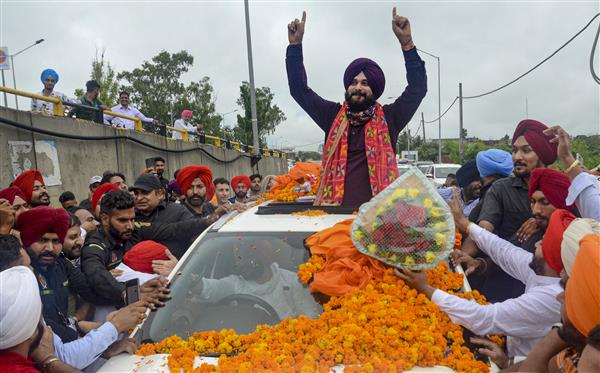 Navjot Singh Sidhu receives warm welcome in Amritsar