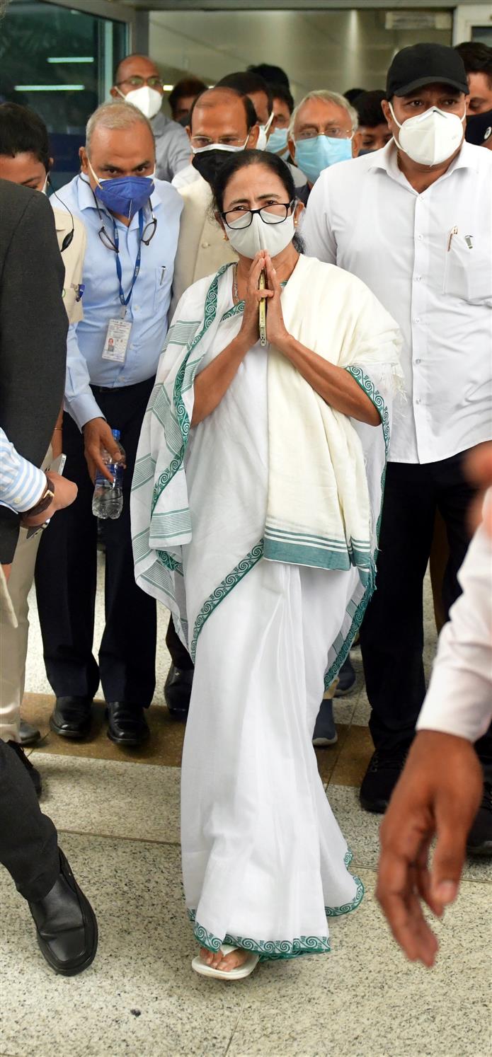 Mamata orders judicial probe into snooping row