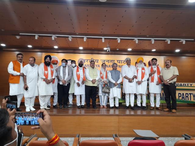 Six eminent personalities from Punjab join BJP