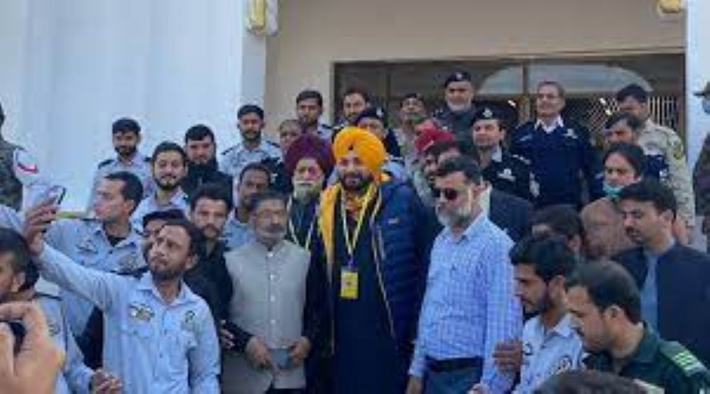 Navjot Singh Sidhu travels through Kartarpur corridor, to visit Sikh shrine today