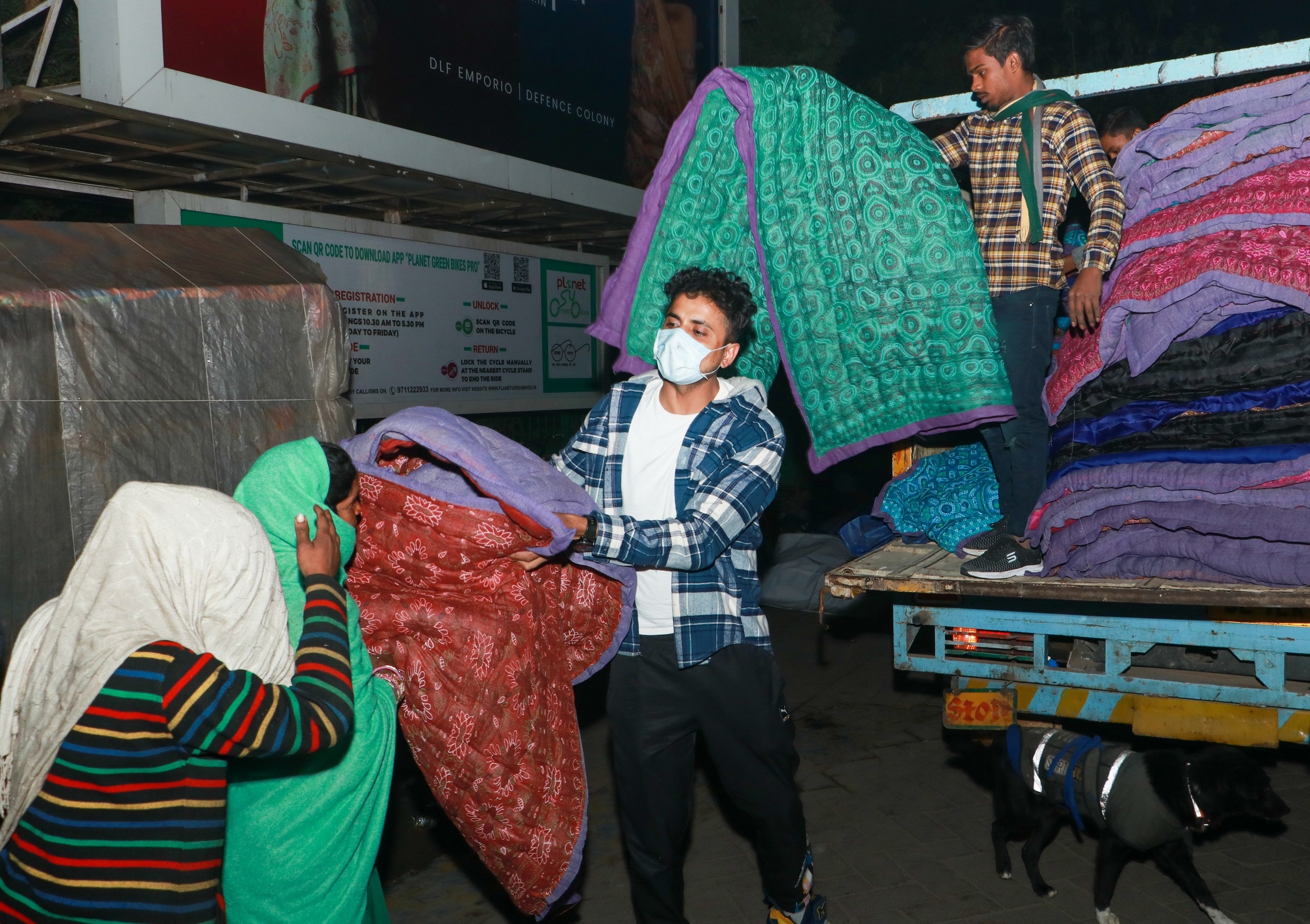 Dreamz Production House distributes blankets to the needy on New Year