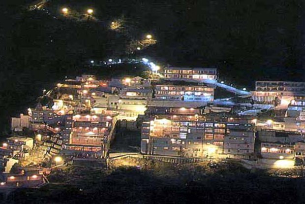 Minor landslide hits new track to Vaishno Devi shrine, 18,000 pilgrims offer prayers