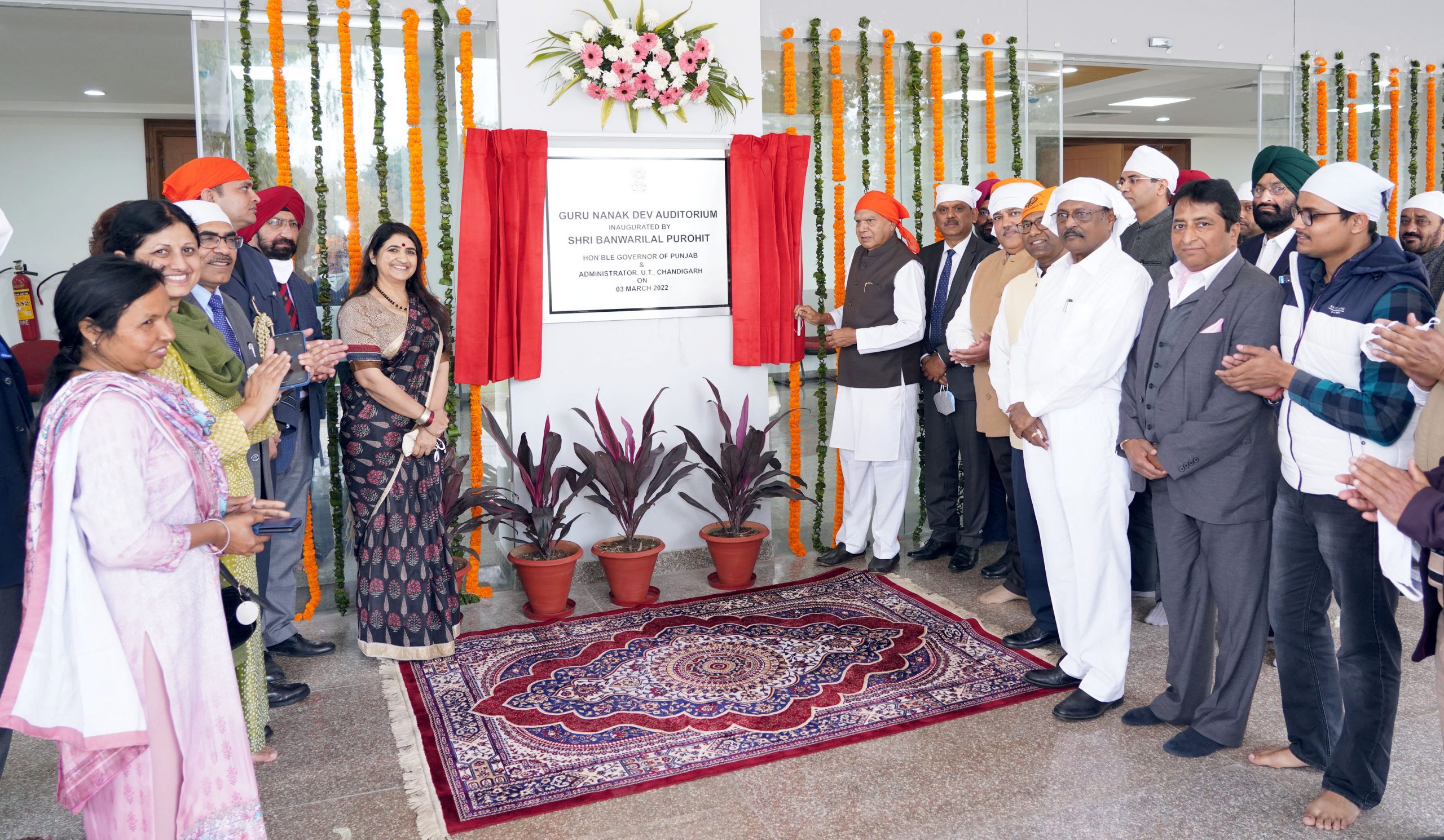 Purohit inaugurates 'Guru Nanak Dev Auditorium' at Punjab Raj Bhavan