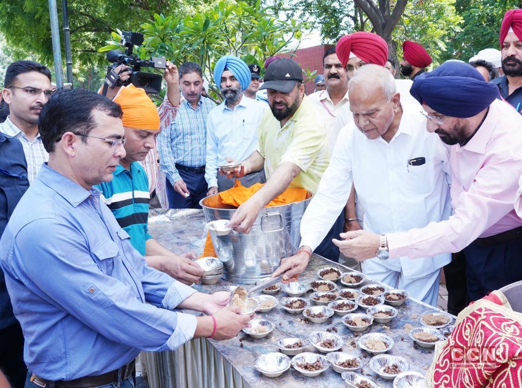 Punjab Raj Bhavan organized a Chabeel of sweetened milk&Karah Prasad 