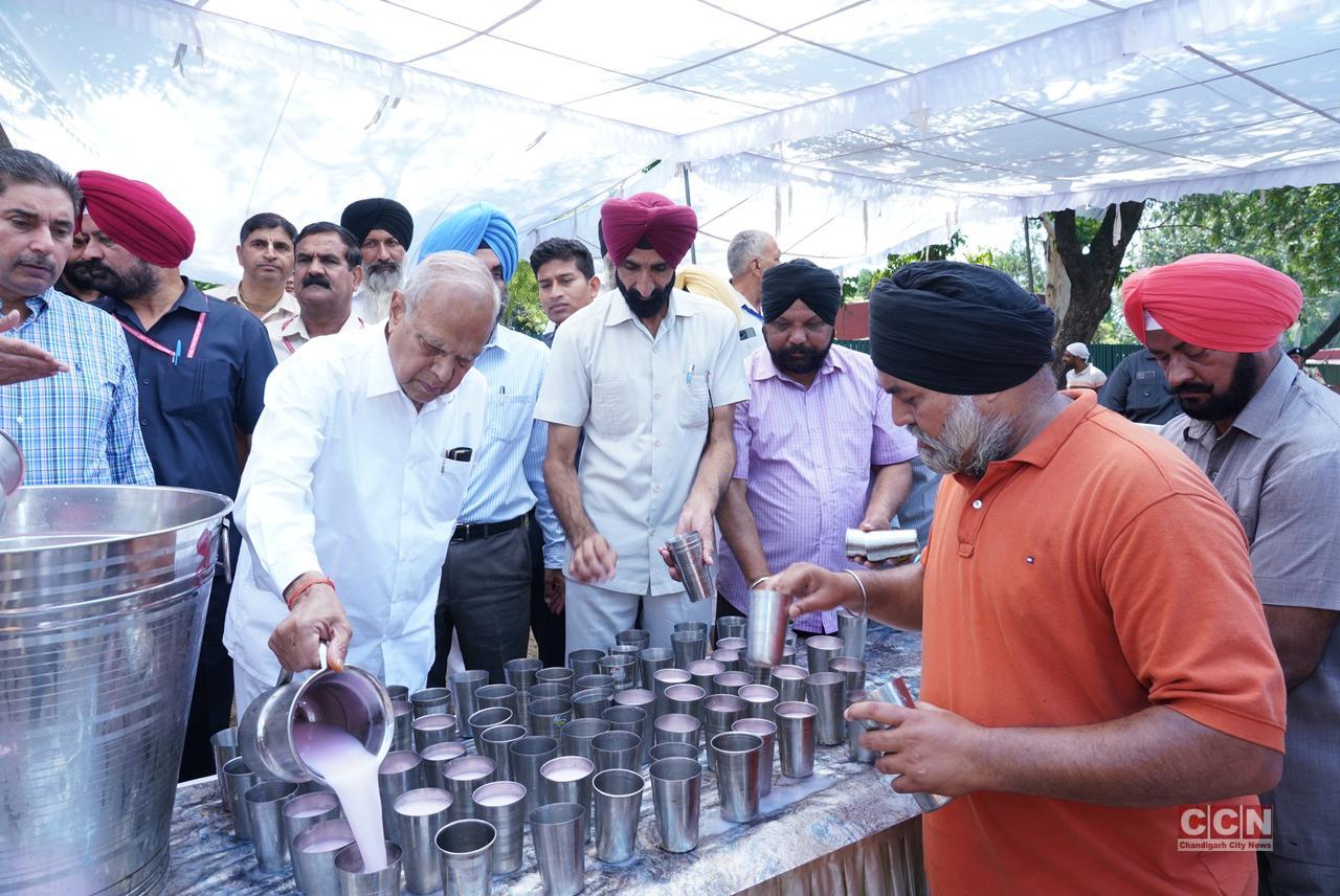 Punjab Raj Bhavan organized a Chabeel of sweetened milk&Karah Prasad