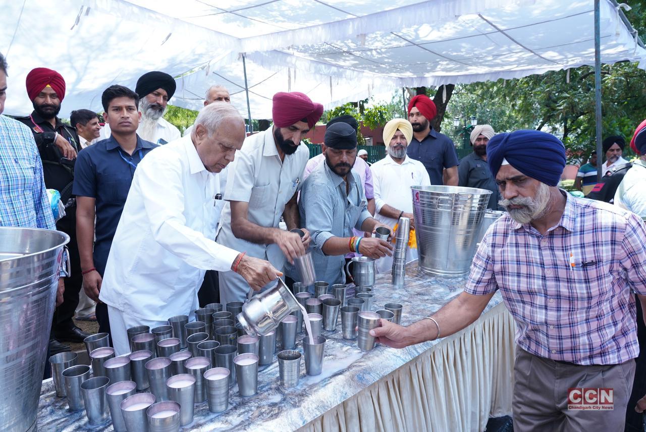 Punjab Raj Bhavan organized a Chabeel of sweetened milk&Karah Prasad