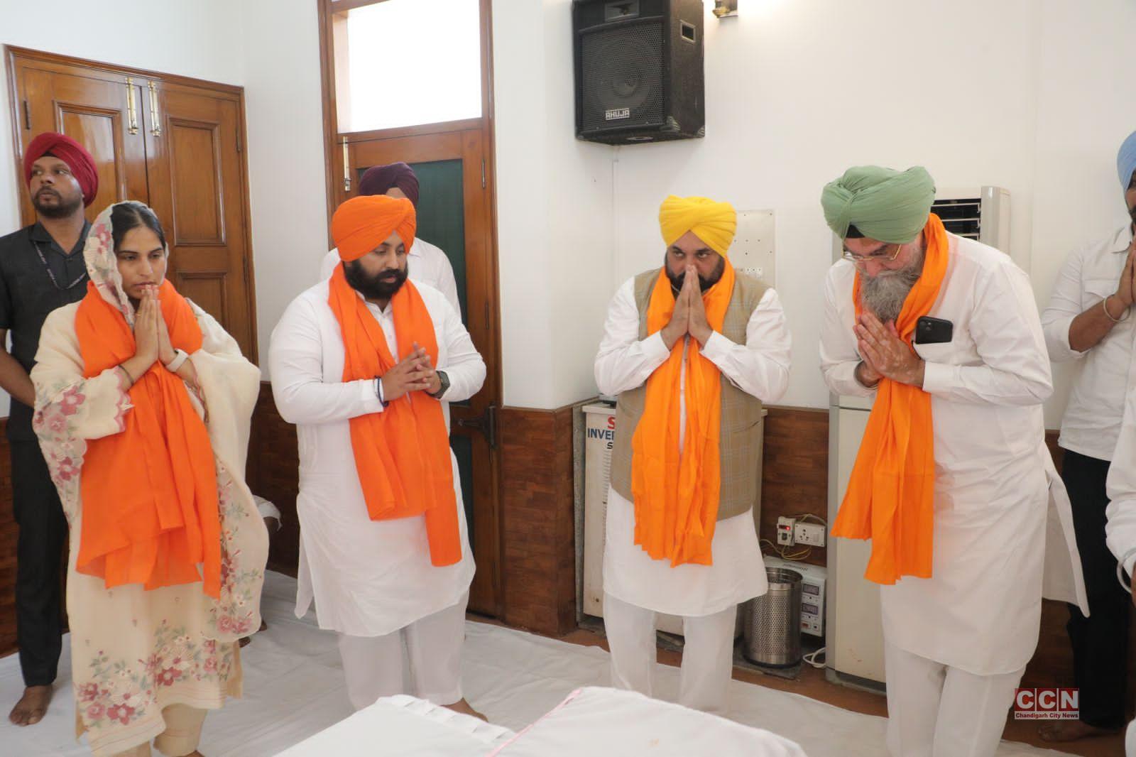 Last Respects Paid to Rakesh Yadav, Prayer attended by Bhagwant Singh Mann & other personalities
