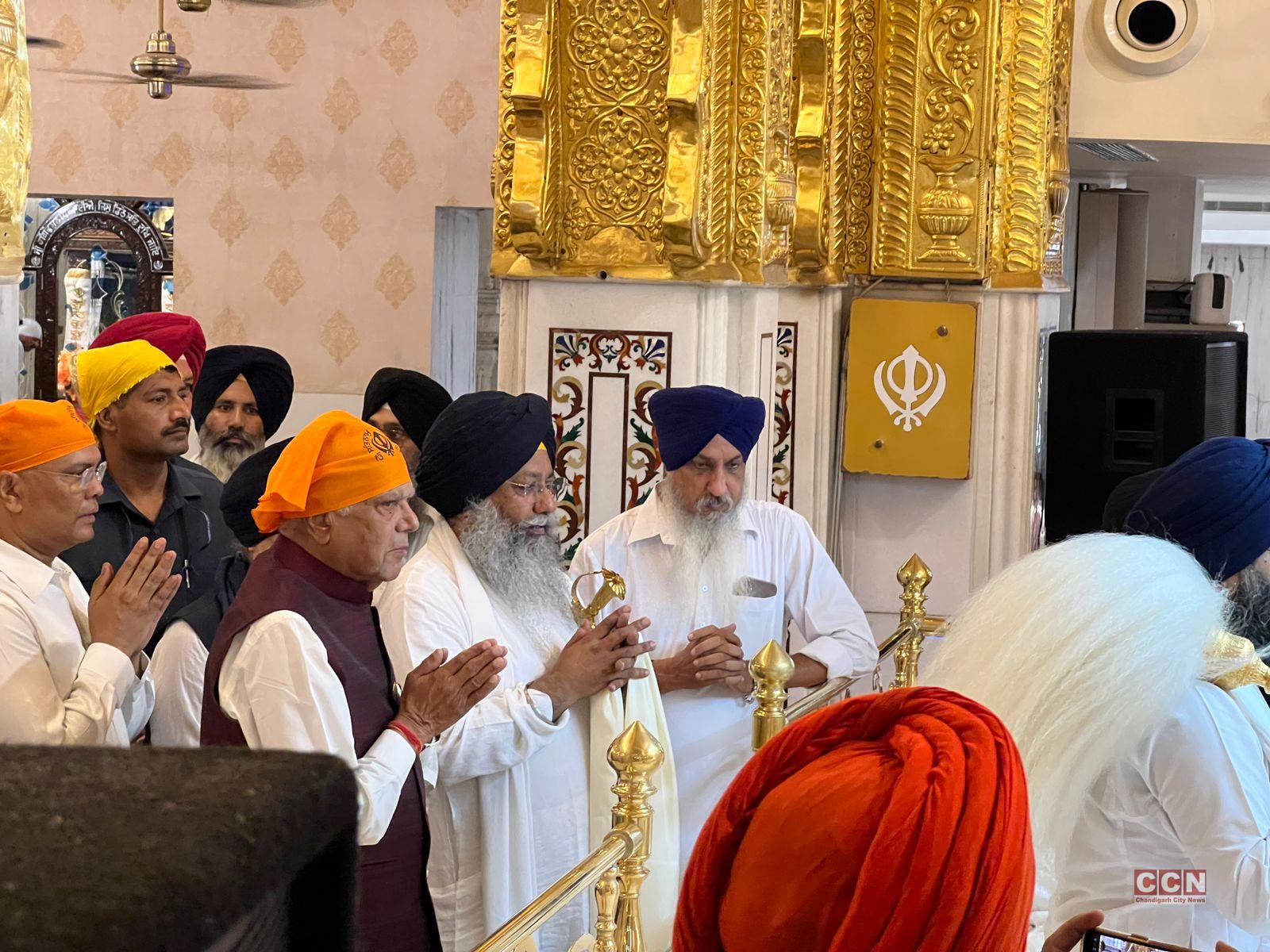 Punjab Governor pays obeisance at Gurudwara Sri Bangla Sahib