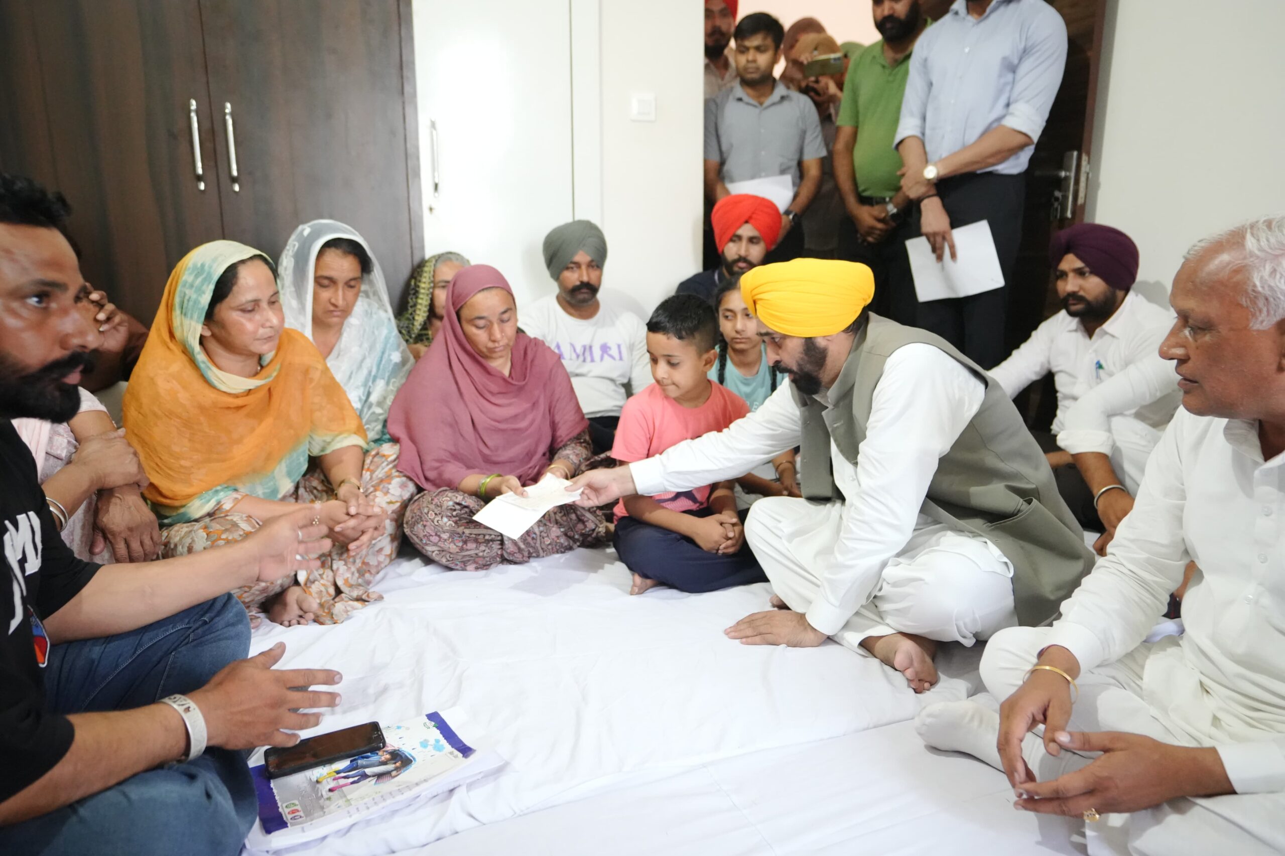 CM hands over cheques worth Rs.1cr as financial assistance to family of martyr Naik Surinder Singh