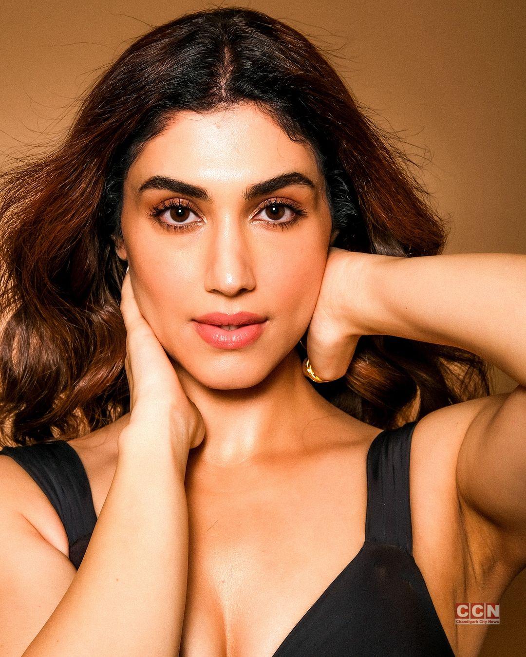 Delbar Arya Sets Temperature High, Takes The Internet By Storm With Her Sexy Pose