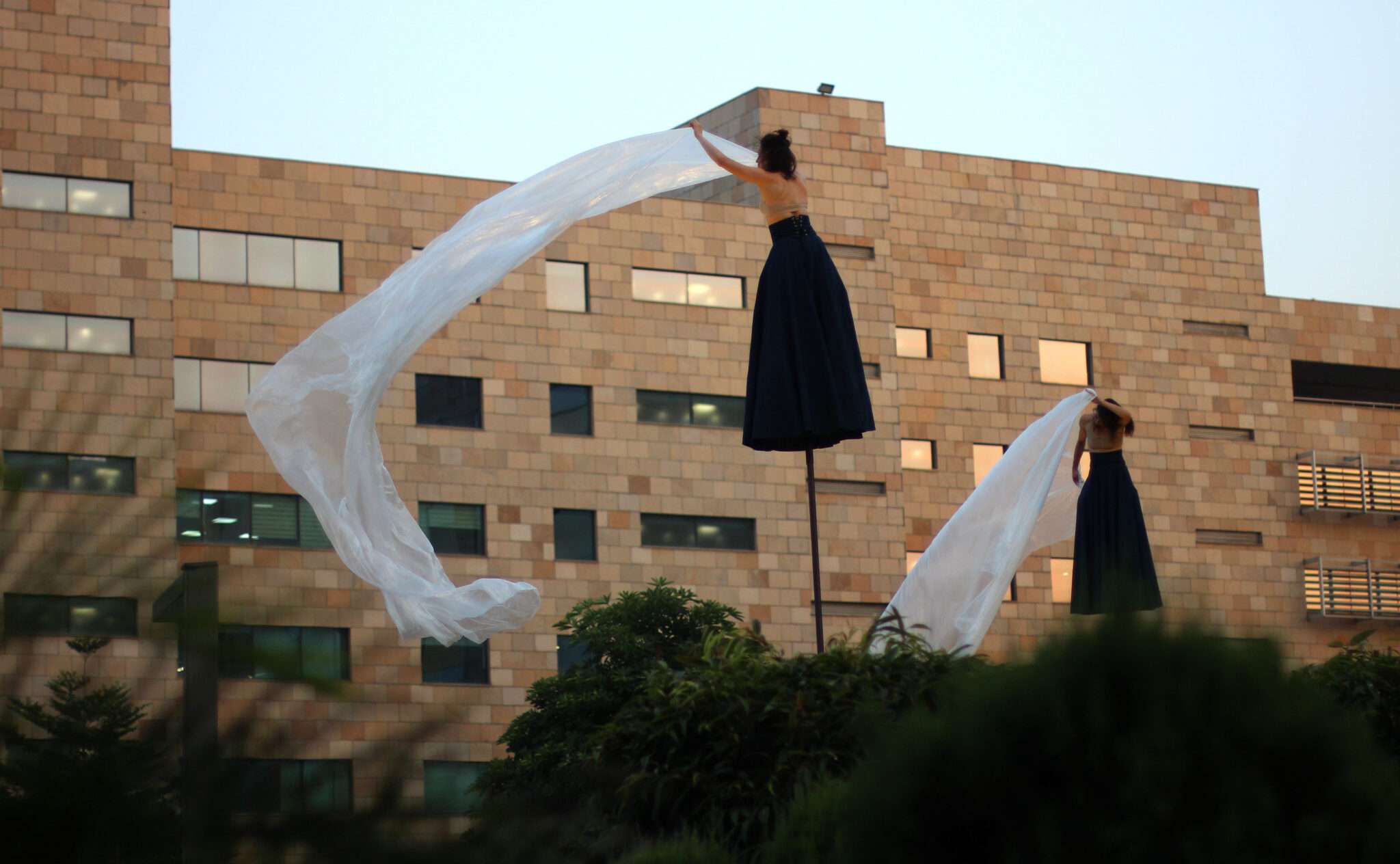 RoZéO Aerial Spectacle Mesmerizes Shoppers at Nexus Elante