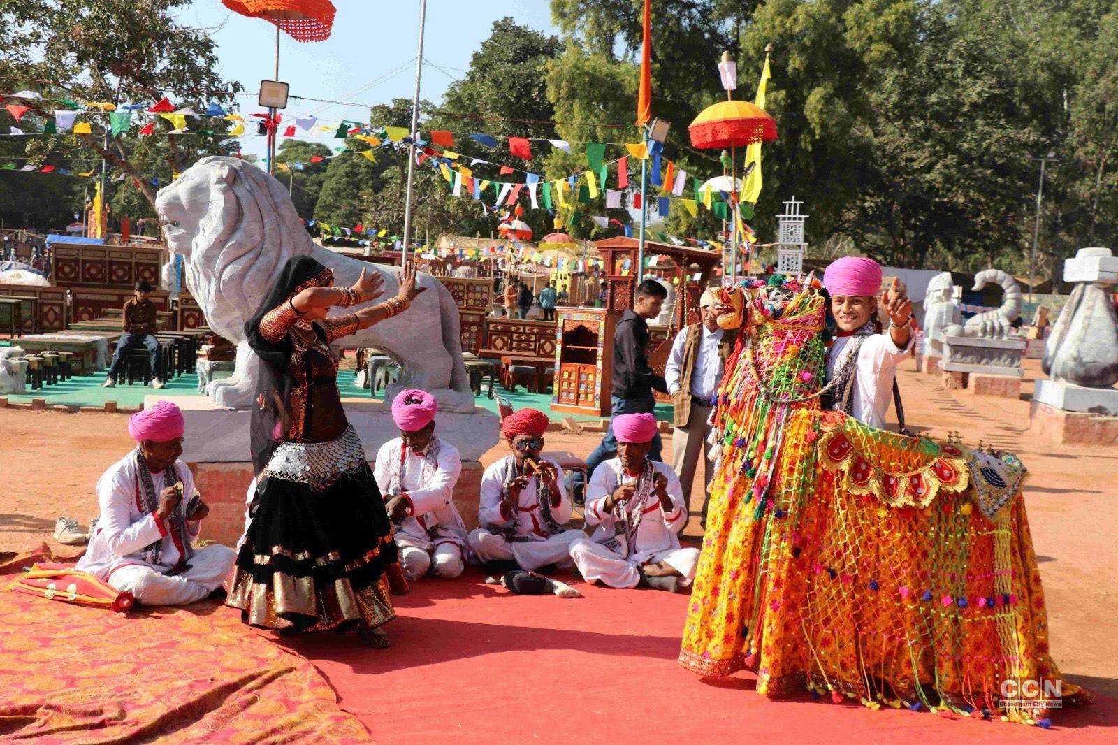 "Chandigarh Crafts Mela: Dogri, Kashmiri folk charm music lovers"